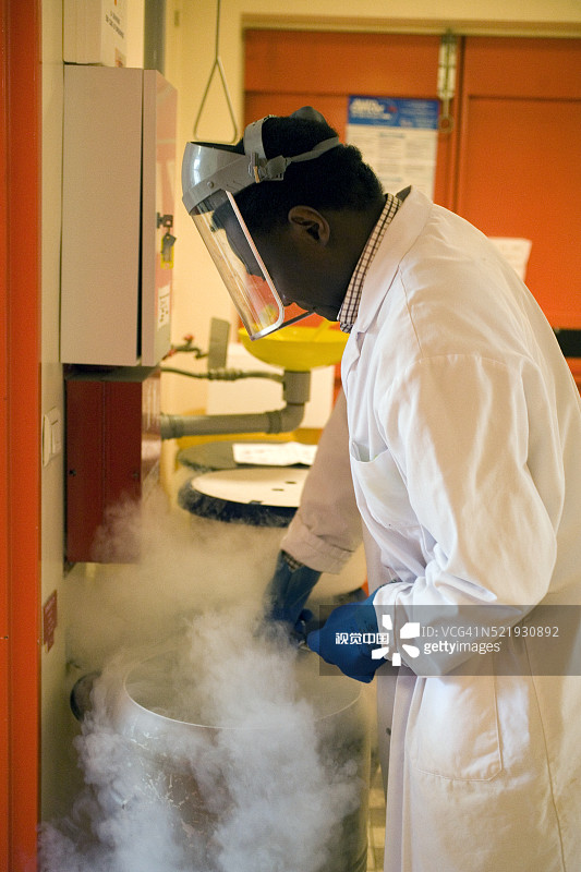 医院冷藏室内的医疗技术员图片素材