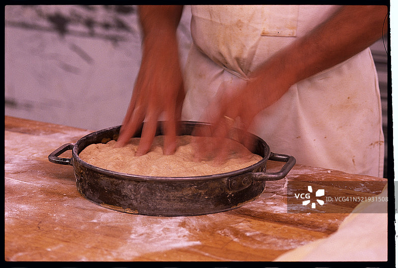 面包师揉面团图片素材