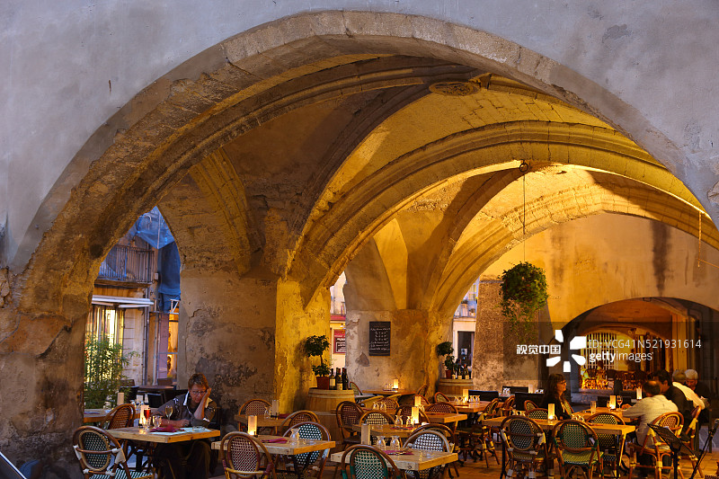 于泽Place Dampmartin拱廊下的餐厅，朗格多克-鲁西荣图片素材