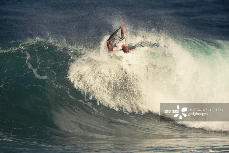 在筒状巨浪中玩趴板冲浪图片素材