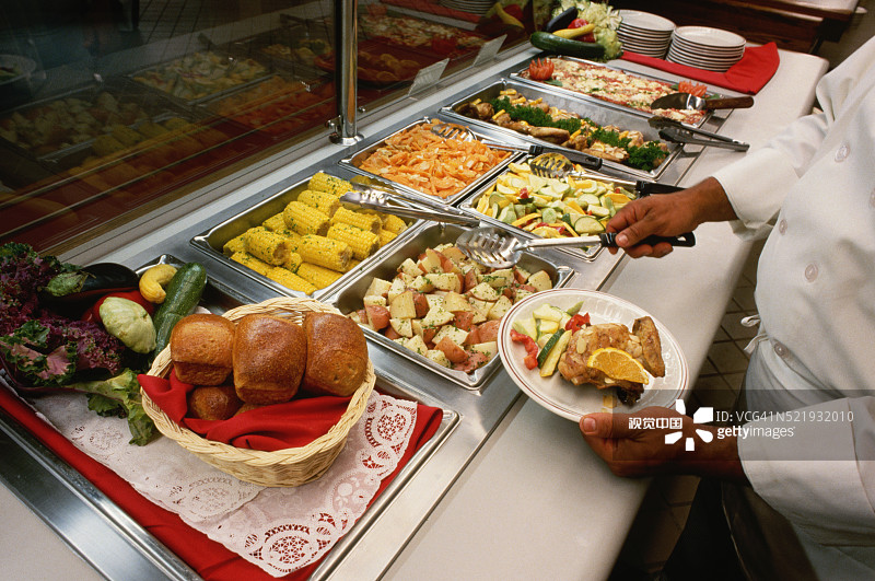 厨师在餐吧提供服务图片素材