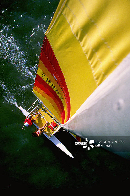 双体船上的船夫图片素材