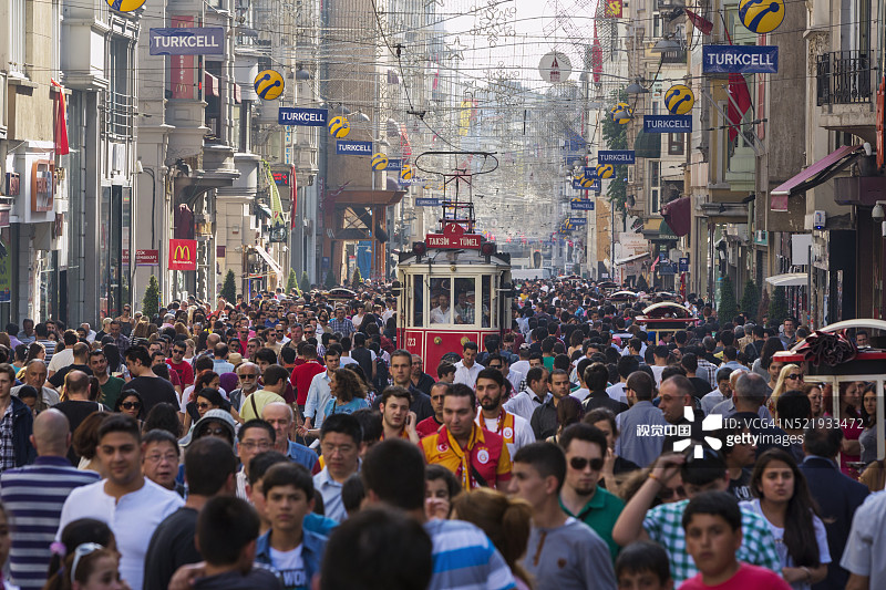 塔克西姆广场附近的独立大街图片素材