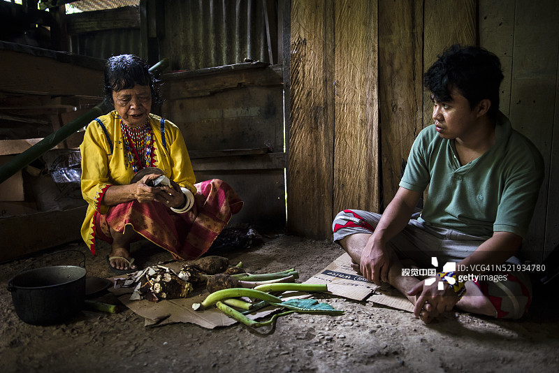 准备Liorot——一种在竹子里烹制的传统曼萨卡菜肴图片素材