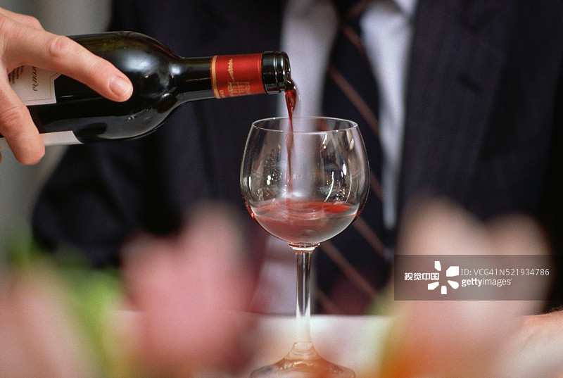 服务员倒酒图片素材