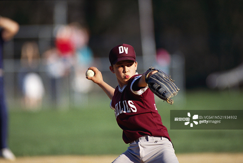 男孩投棒球图片素材