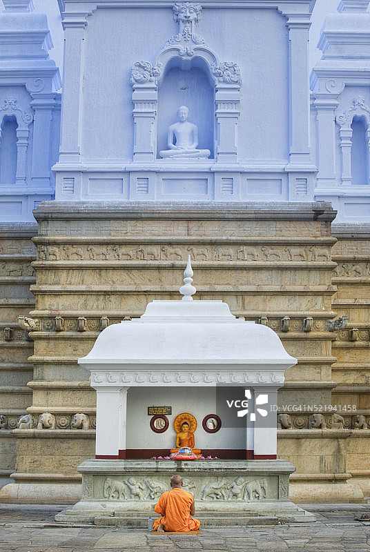 僧侣在鲁万维利萨亚佛塔祈祷图片素材