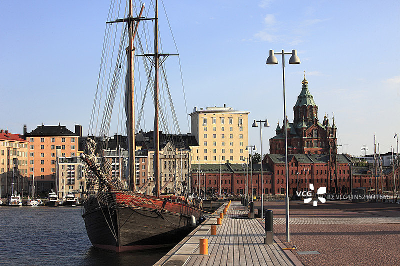 芬兰赫尔辛基乌斯佩斯基东正教大教堂港口图片素材