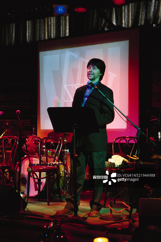 导演肯·伯恩斯在舞台上演讲图片素材