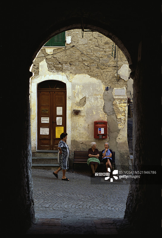 在街边长椅上聊天的女人图片素材