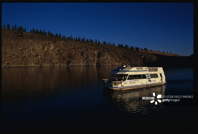 罗斯福湖上的水上房屋图片素材