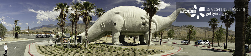 卡巴松10号州际公路旁的巨型恐龙建筑，近加州棕榈泉图片素材