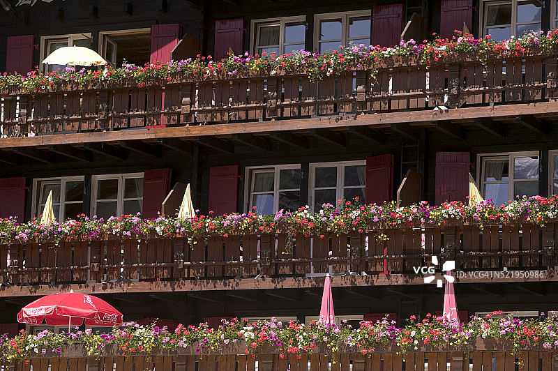 瑞士阳台栏杆上的鲜花图片素材