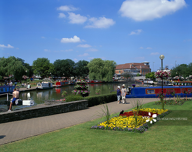 埃文河畔斯特拉特福运河盆地上的狭窄船只图片素材