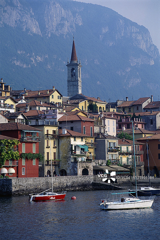 科莫湖畔的系泊船只和城镇图片素材