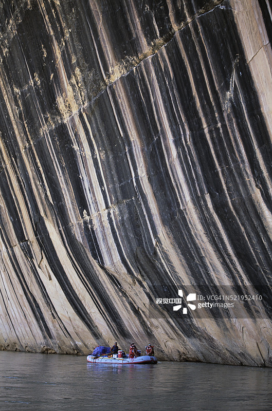 沿着虎壁漂流图片素材