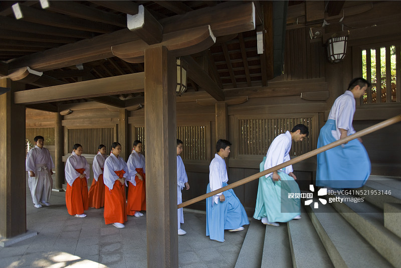 神主神道教祭司和巫女图片素材