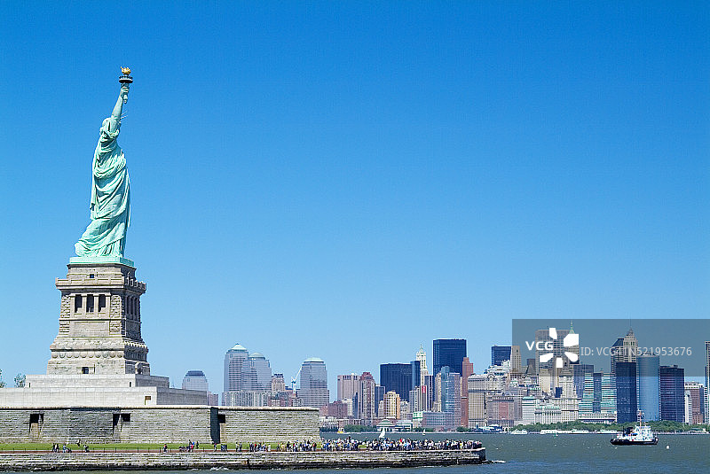 自由女神像与纽约港图片素材
