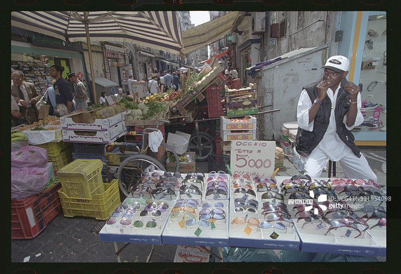 那不勒斯街头小贩卖太阳镜图片素材