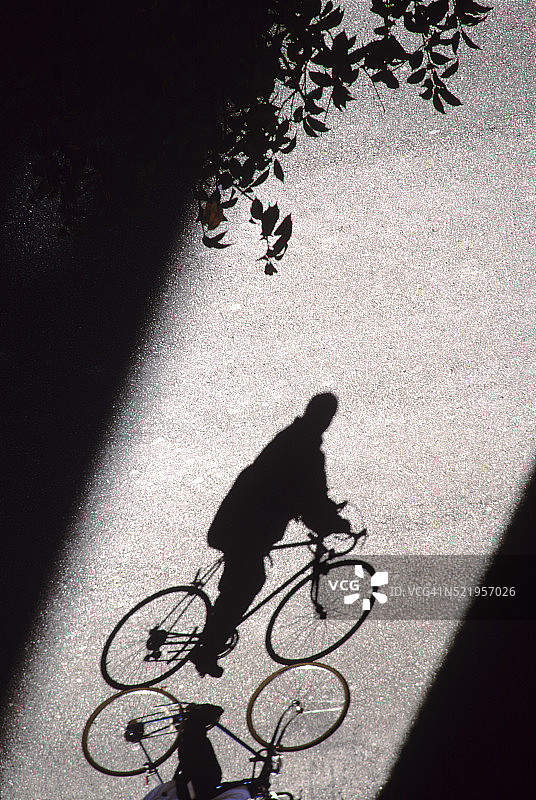 在人行道上骑自行车图片素材