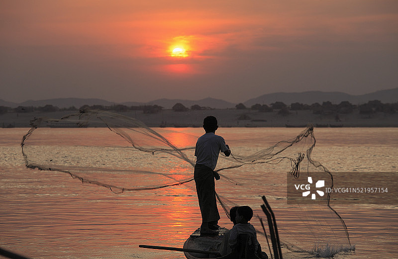 缅甸曼德勒伊洛瓦底江上的渔民图片素材