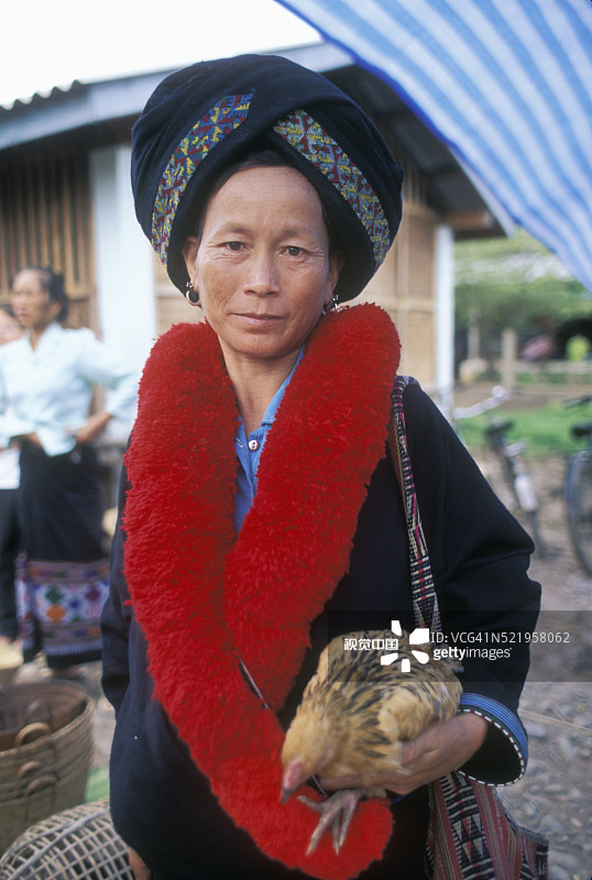 瑶族妇女抱着鸡图片素材
