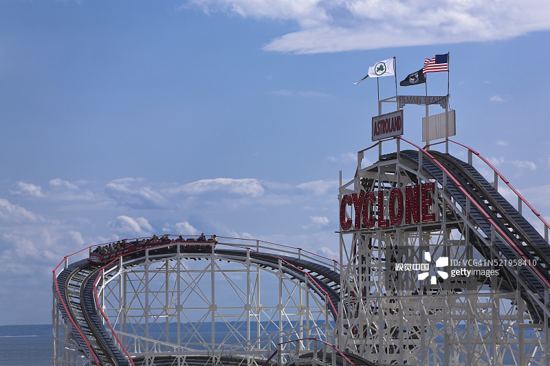 人们乘坐旋风图片素材