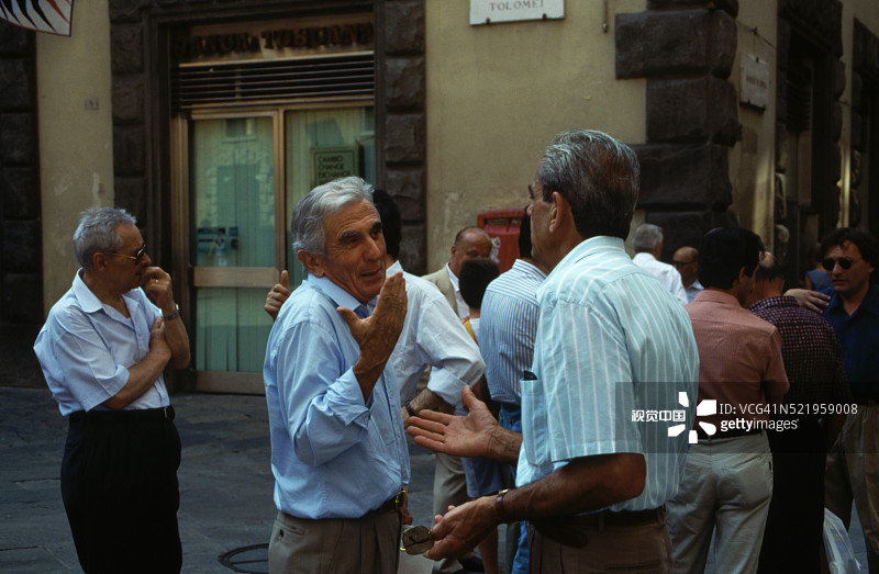 男士在赛马节上交谈图片素材