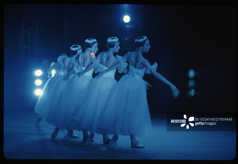 马林斯基剧院的舞台舞者图片素材
