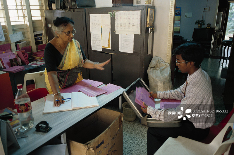 在办公室交谈的女商人和员工图片素材