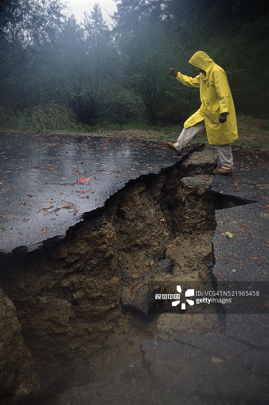 地震造成的街道损坏图片素材