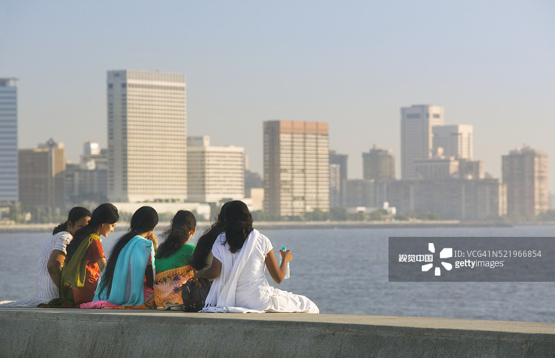 黑湾海滨和摩天大楼的女性图片素材