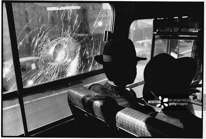 坐在被炸毁的巴士窗边的正统犹太教徒图片素材