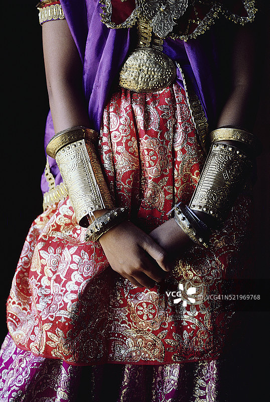 穿着印尼传统服装的女人图片素材