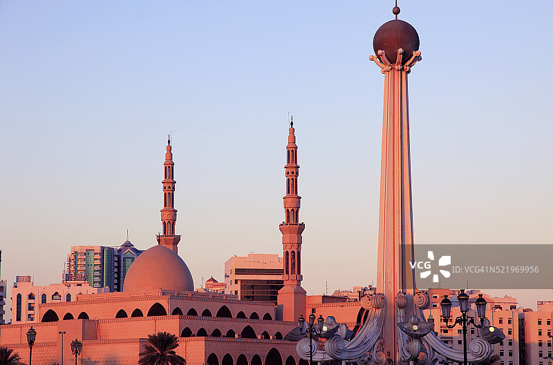 沙迦：费萨尔国王清真寺和联合纪念碑图片素材