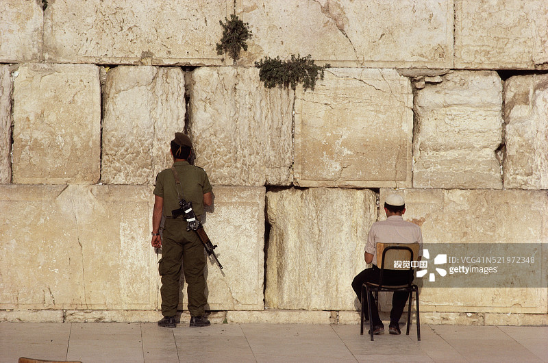 男人们在圣殿山的西墙祈祷图片素材