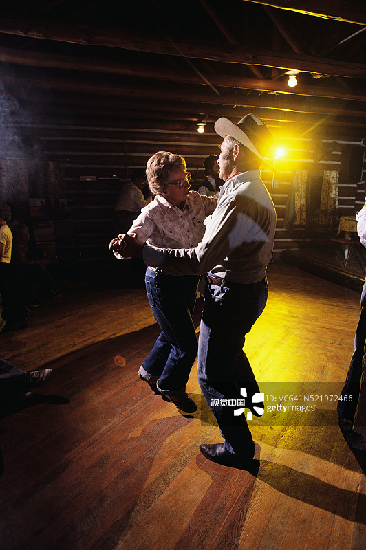 牛仔竞技表演后的情侣舞蹈图片素材