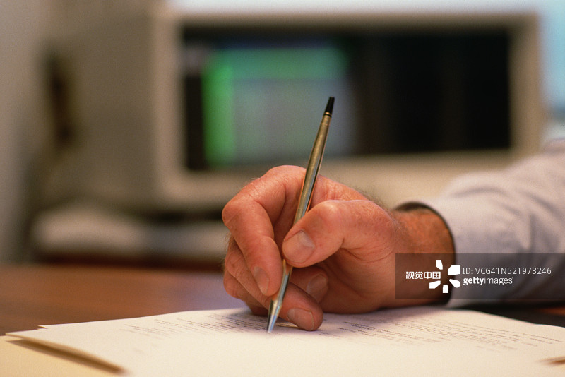 书写笔记的商人图片素材