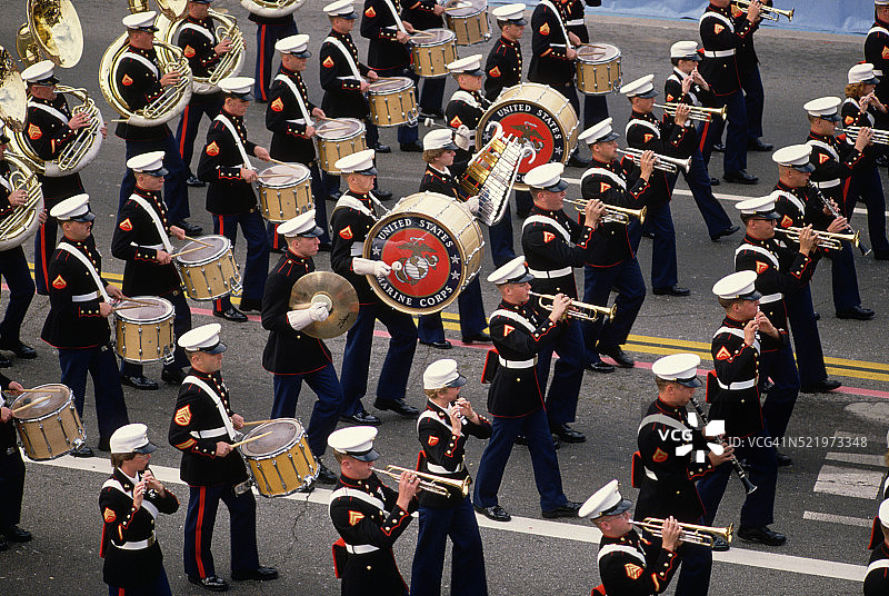 在玫瑰花车锦标赛游行队伍中的游行乐队图片素材