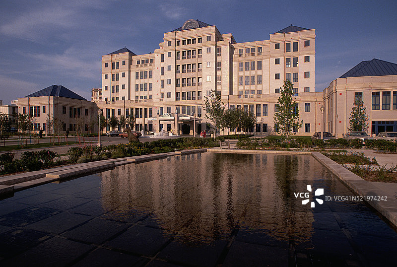 倒影池和儿童医院图片素材