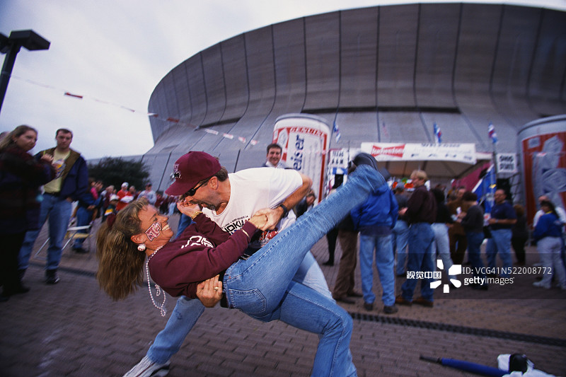 情侣在体育馆外跳舞图片素材