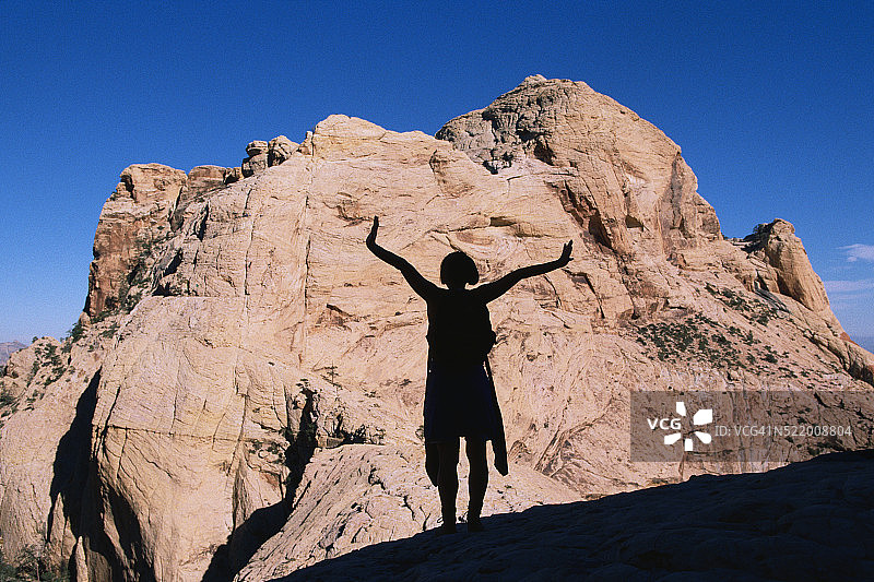女性徒步旅行者的轮廓图片素材