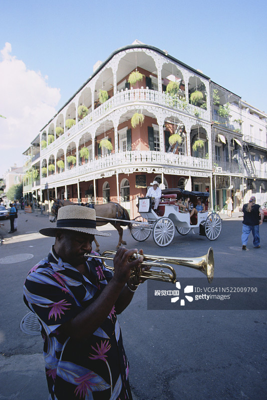 男人在街头吹小号图片素材