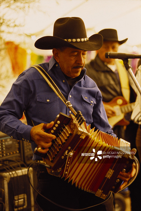 演奏柴迪科音乐的手风琴演奏家图片素材