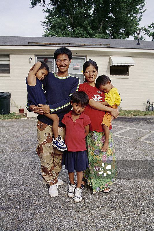 一家人站在公寓楼停车场里图片素材