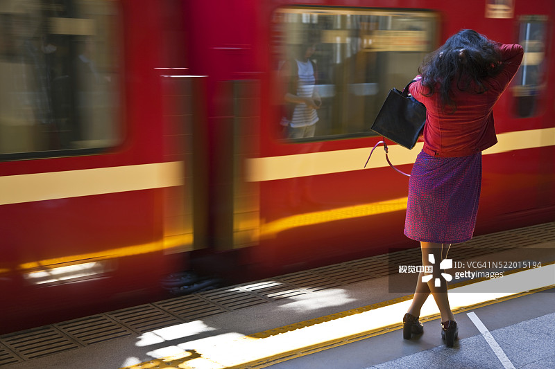 在日本东京品川站的红衣时尚女人图片素材