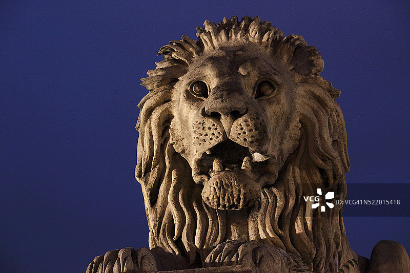 布达佩斯链桥上的狮子雕像图片素材