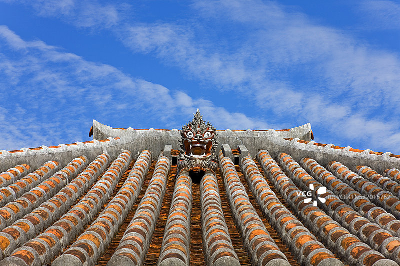 日本冲绳县中村家的瓦片屋顶上的石狮守护神图片素材