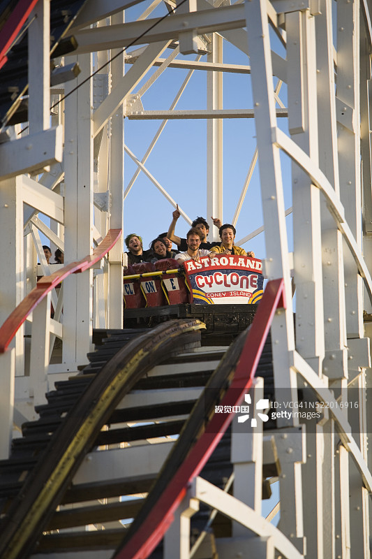 人们乘坐旋风图片素材