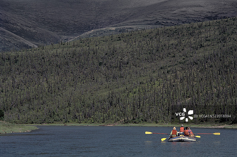 游客在弗斯河上漂流图片素材